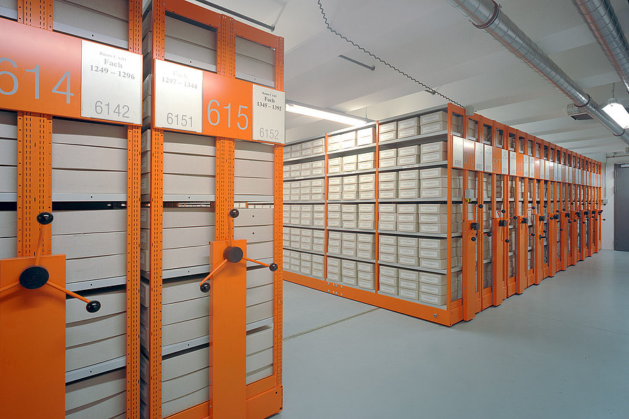 Verfahrbare Archivregalanlage mit orangen Regalen